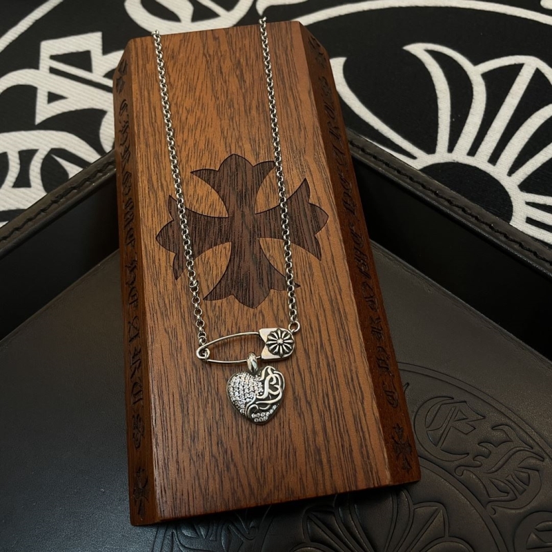 Ch*0me He**ts necklaces